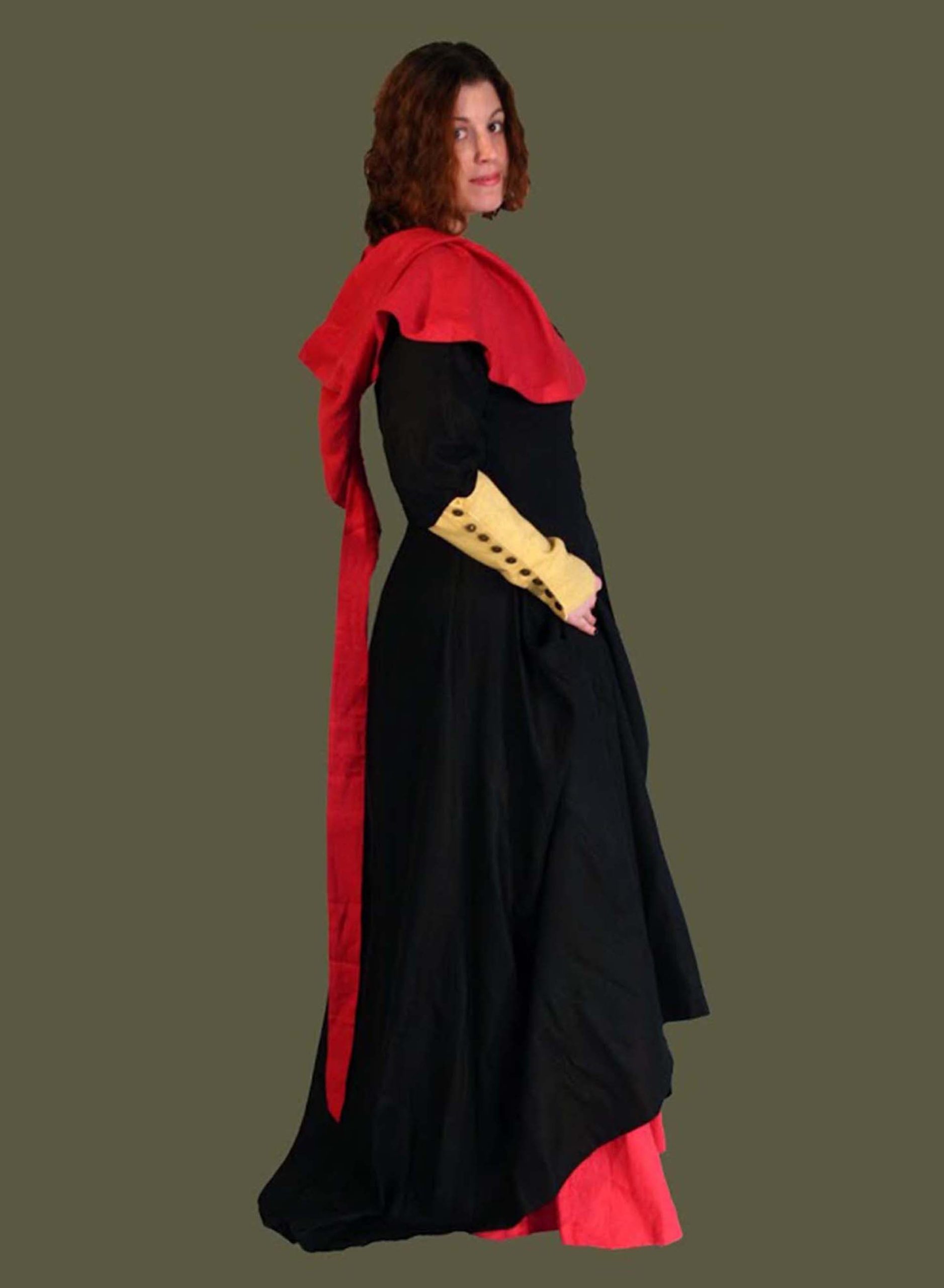 gownLngSlv_15thc_BlackGoldLinen_side