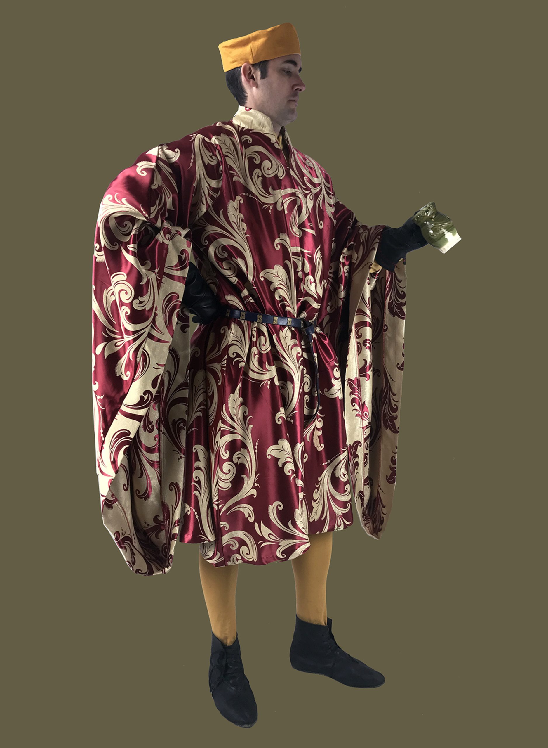 houpplelande_RedGldBrcd_GoldHat_fnt2